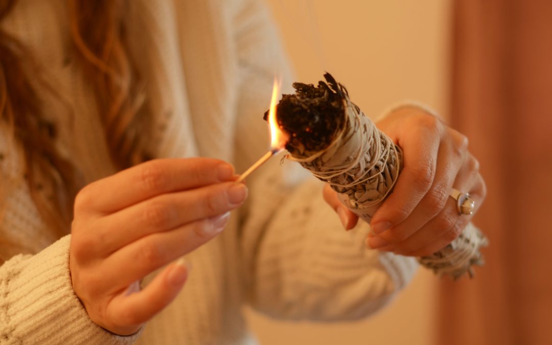 Mala čarolija doma: kađenje i energetsko čišćenje prostora