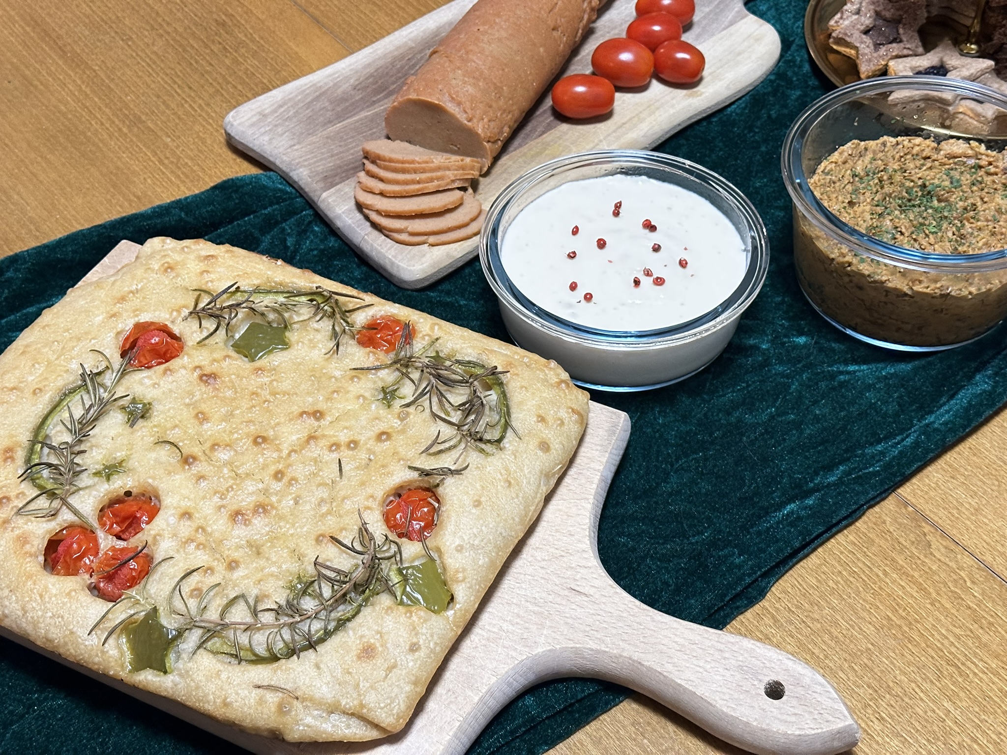 Novogodišnje vegansko jelo, tartar od leće i domaću biljnu salamu Novogodišnje vegansko jelo, tartar od leće i domaću biljnu salamu